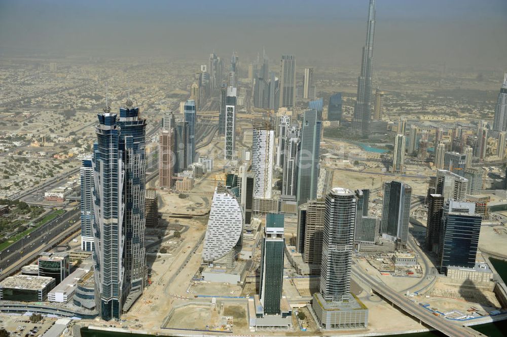 DUBAI / DUBAYY von oben - Skyline der Hochhäuser an der Business Bay Creek Extension in Dubai