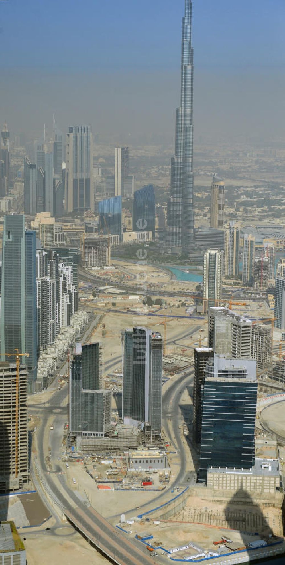 DUBAI / DUBAYY von oben - Skyline der Hochhäuser an der Business Bay Creek Extension in Dubai