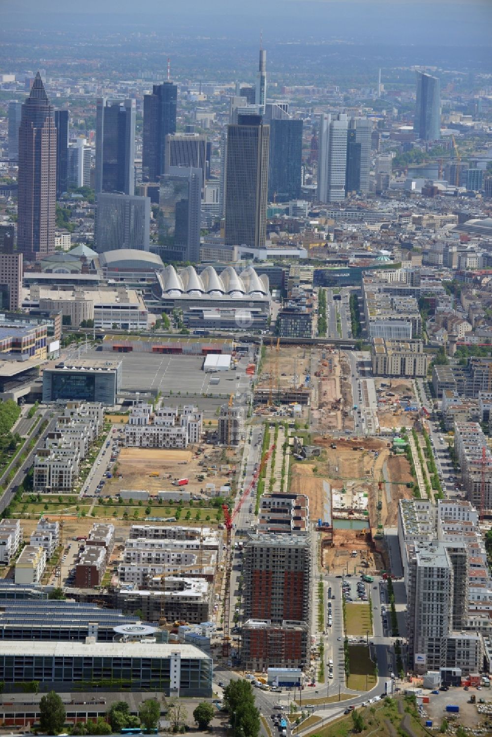 Frankfurt am Main von oben - Skyline der Innenstadt und Ansicht des Europaviertels im Stadtteil Gallus in Frankfurt am Main im Bundesland Hessen