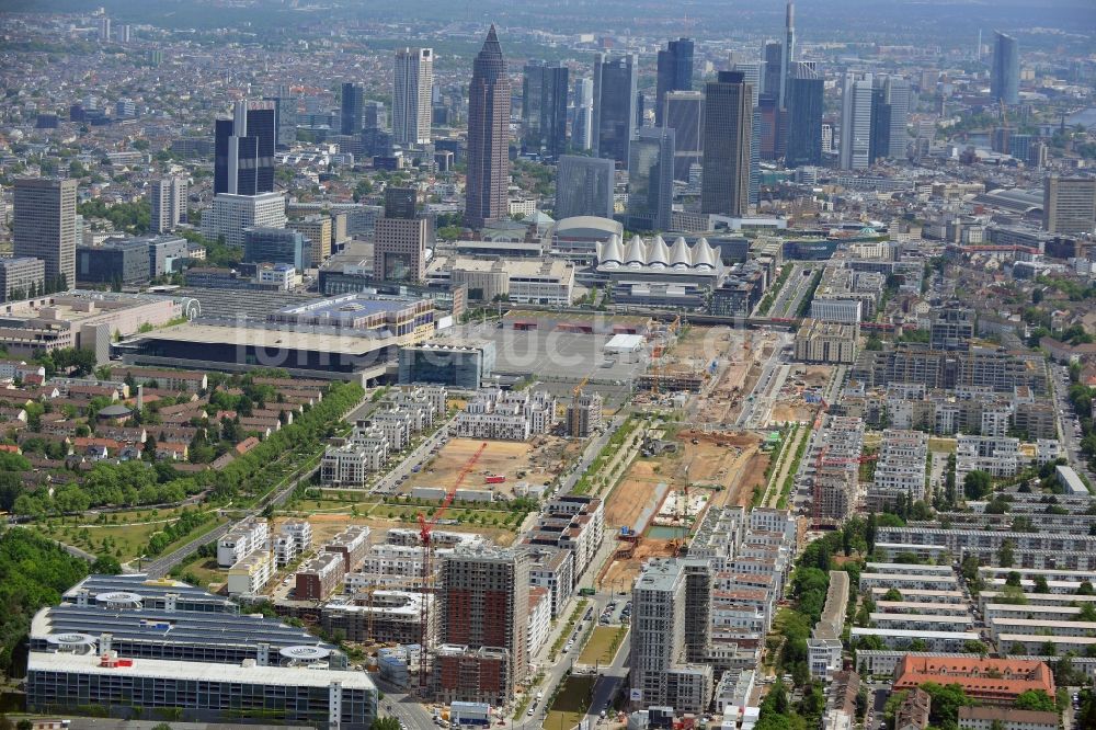 Luftbild Frankfurt am Main - Skyline der Innenstadt und Ansicht des Europaviertels im Stadtteil Gallus in Frankfurt am Main im Bundesland Hessen