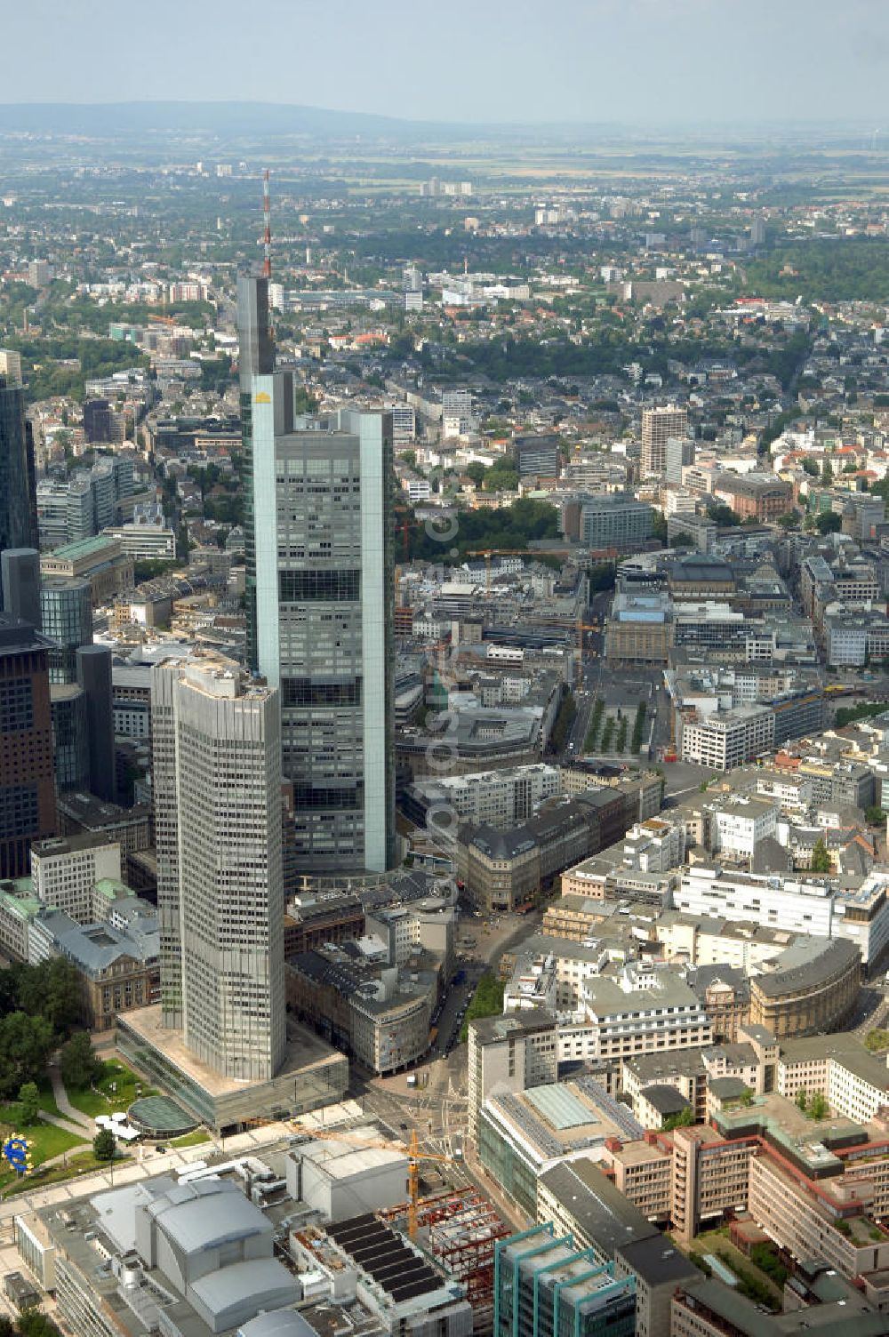 Luftaufnahme Frankfurt am Main - Skyline am Stadtzentrum mit dem Frankfurter Bankenviertel in Frankfurt / Main