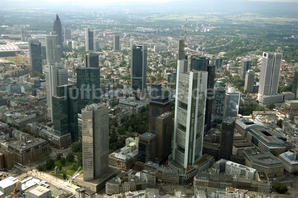 Frankfurt am Main von oben - Skyline am Stadtzentrum mit dem Frankfurter Bankenviertel in Frankfurt / Main