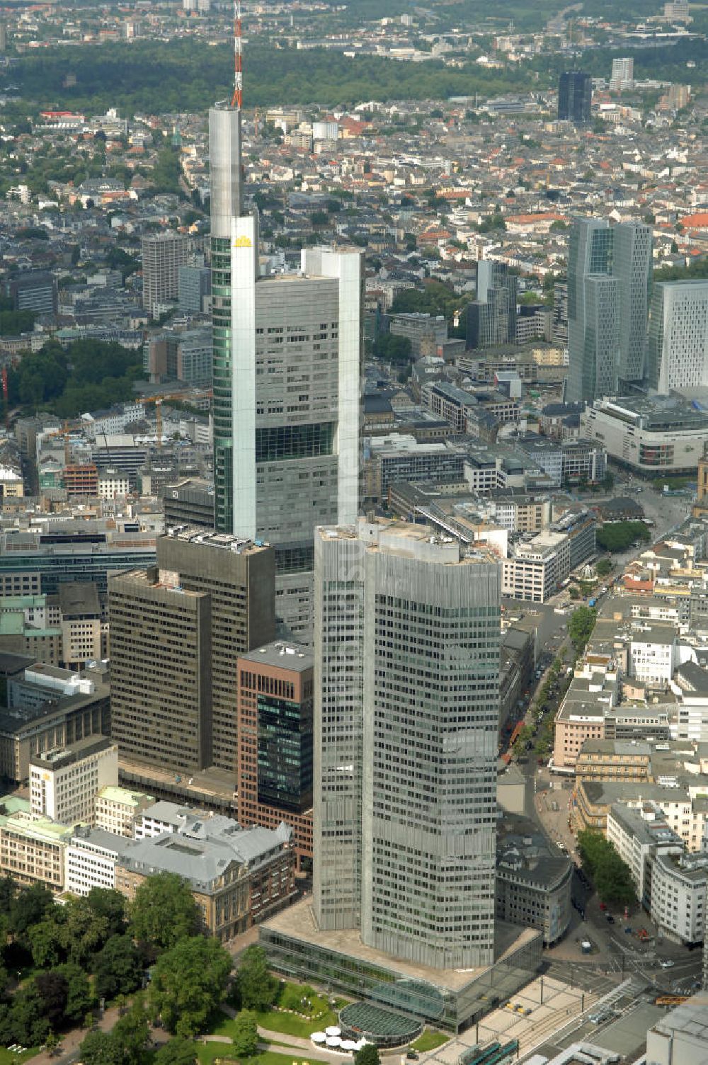 Frankfurt am Main aus der Vogelperspektive: Skyline am Stadtzentrum mit dem Frankfurter Bankenviertel in Frankfurt / Main