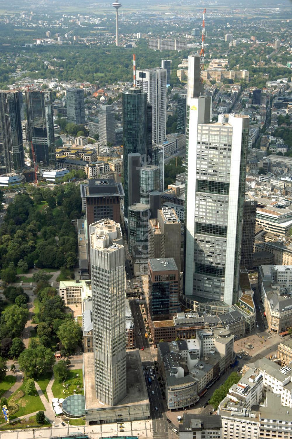 Luftaufnahme Frankfurt am Main - Skyline am Stadtzentrum mit dem Frankfurter Bankenviertel in Frankfurt / Main