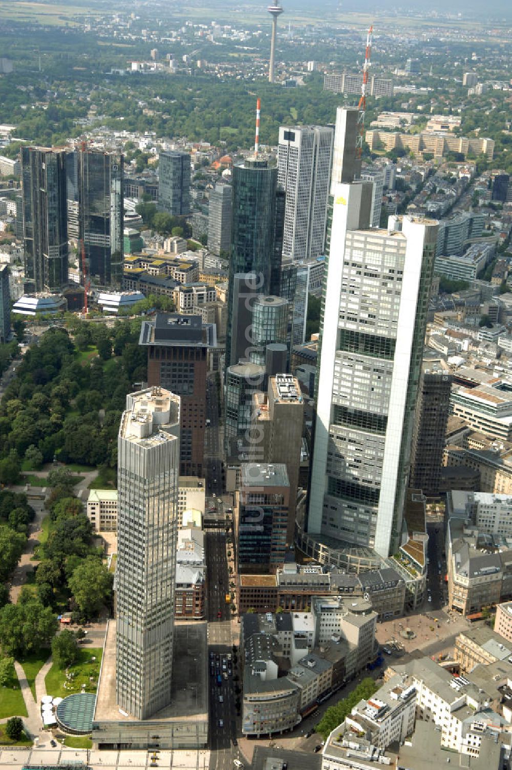 Frankfurt am Main von oben - Skyline am Stadtzentrum mit dem Frankfurter Bankenviertel in Frankfurt / Main