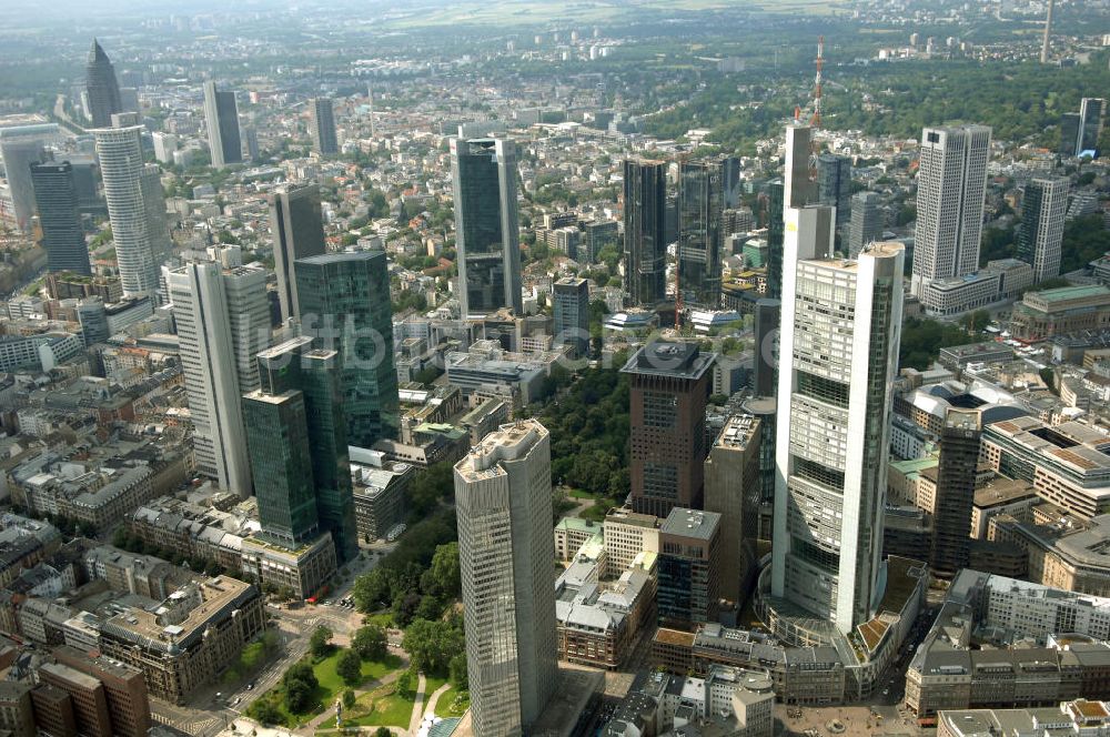 Frankfurt am Main aus der Vogelperspektive: Skyline am Stadtzentrum mit dem Frankfurter Bankenviertel in Frankfurt / Main