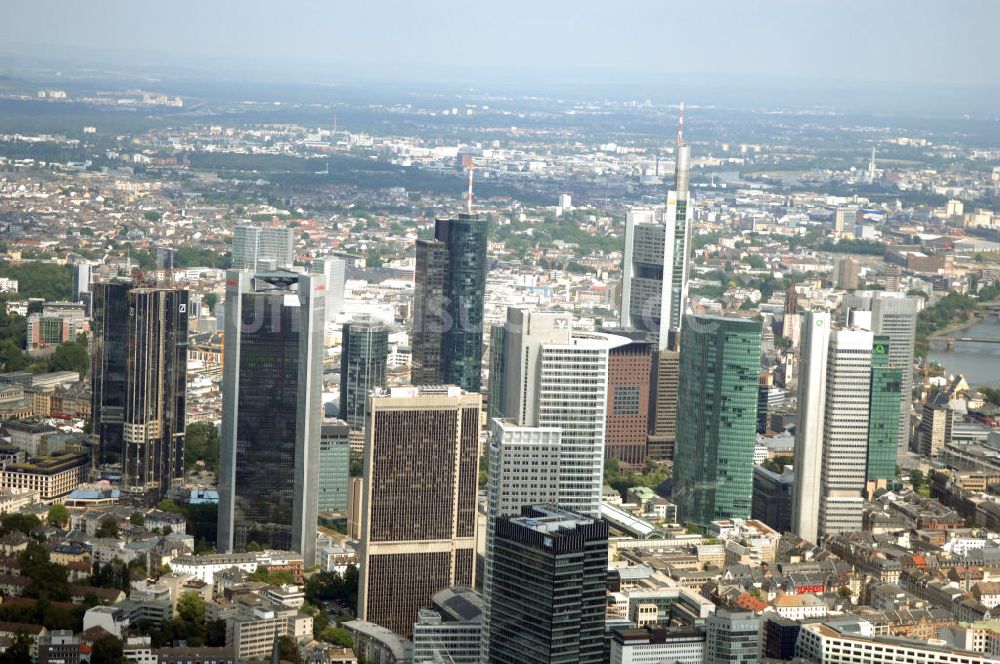 Luftbild Frankfurt am Main - Skyline am Stadtzentrum mit dem Frankfurter Bankenviertel in Frankfurt / Main