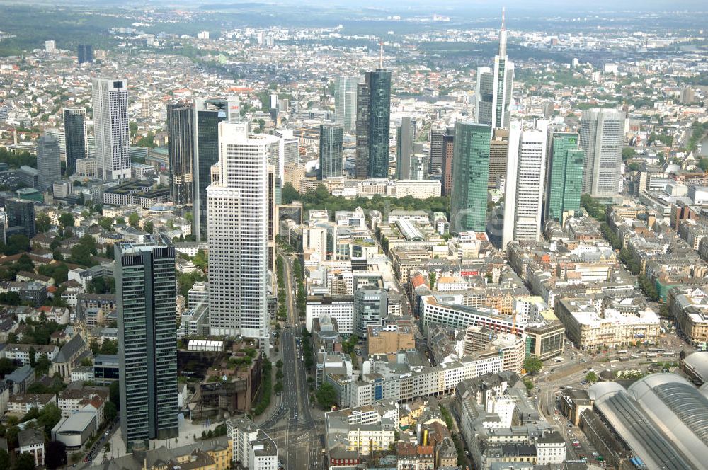 Frankfurt am Main aus der Vogelperspektive: Skyline am Stadtzentrum mit dem Frankfurter Bankenviertel in Frankfurt / Main