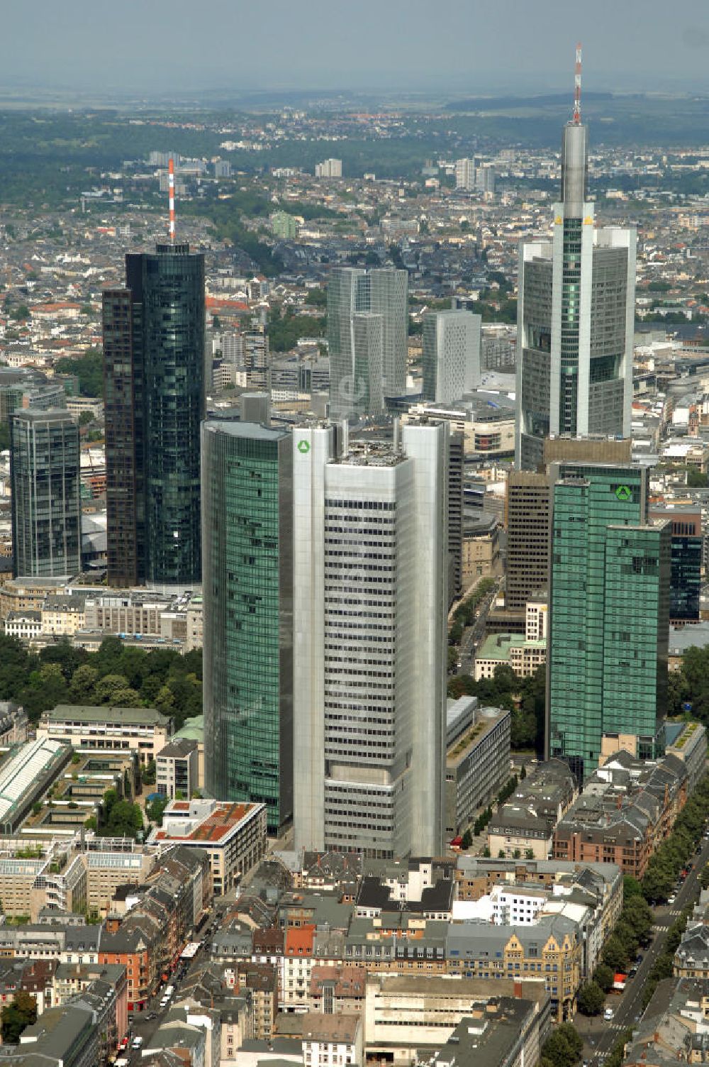 Luftbild Frankfurt am Main - Skyline am Stadtzentrum mit dem Frankfurter Bankenviertel in Frankfurt / Main