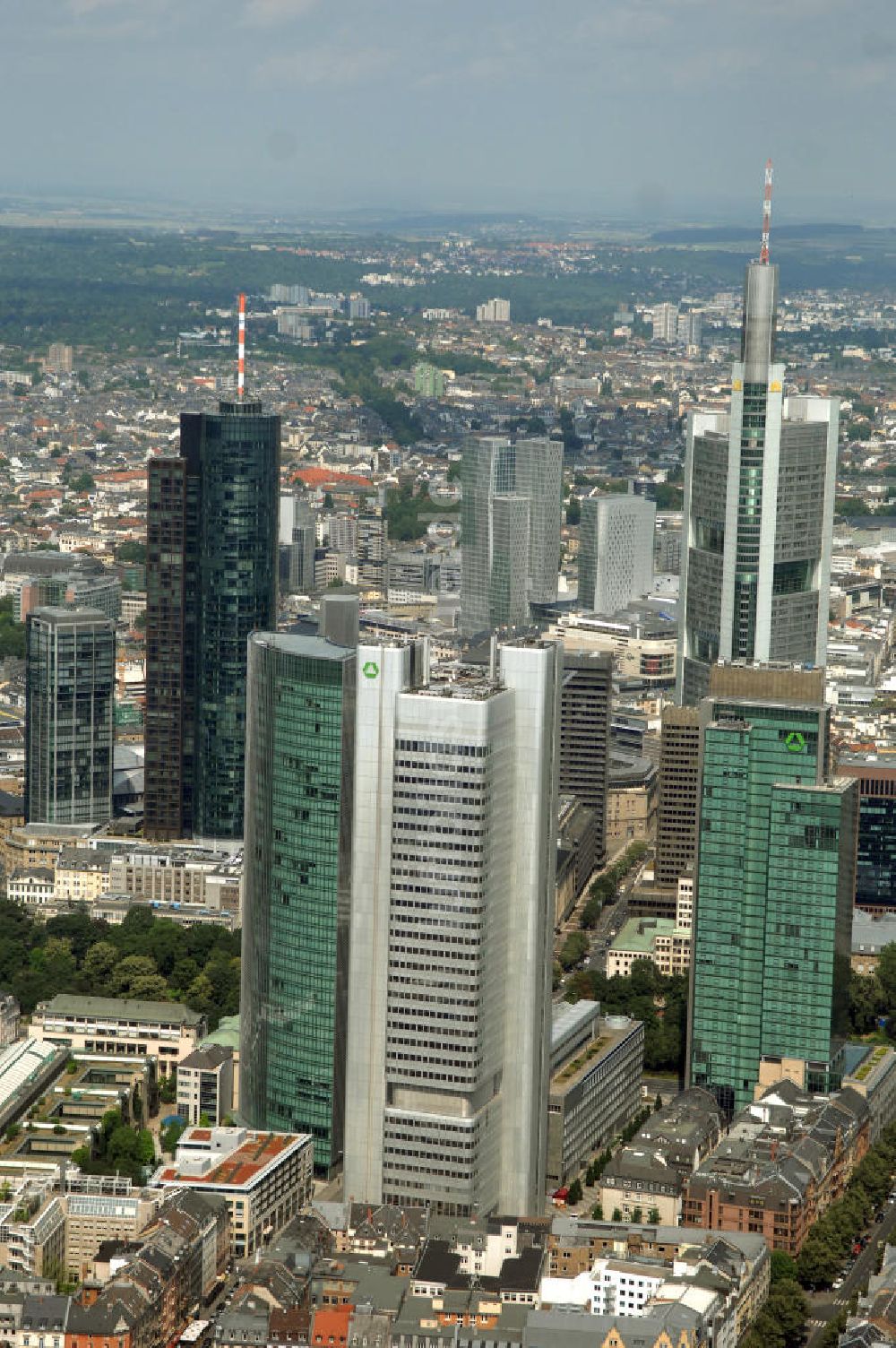 Luftaufnahme Frankfurt am Main - Skyline am Stadtzentrum mit dem Frankfurter Bankenviertel in Frankfurt / Main