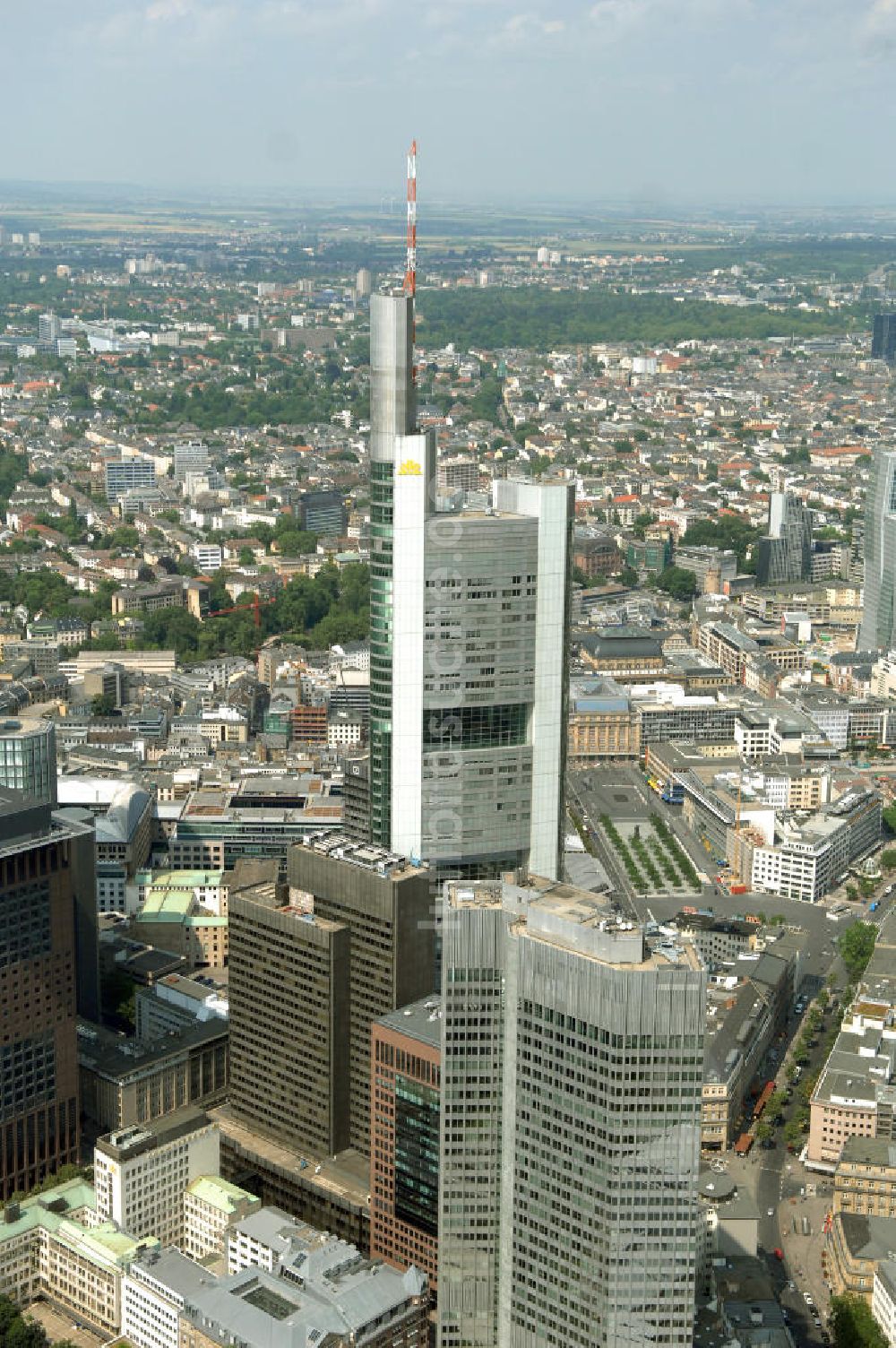 Frankfurt am Main aus der Vogelperspektive: Skyline am Stadtzentrum mit dem Frankfurter Bankenviertel in Frankfurt / Main