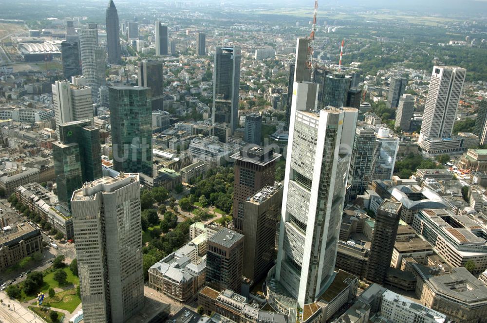 Luftaufnahme Frankfurt am Main - Skyline am Stadtzentrum mit dem Frankfurter Bankenviertel in Frankfurt / Main