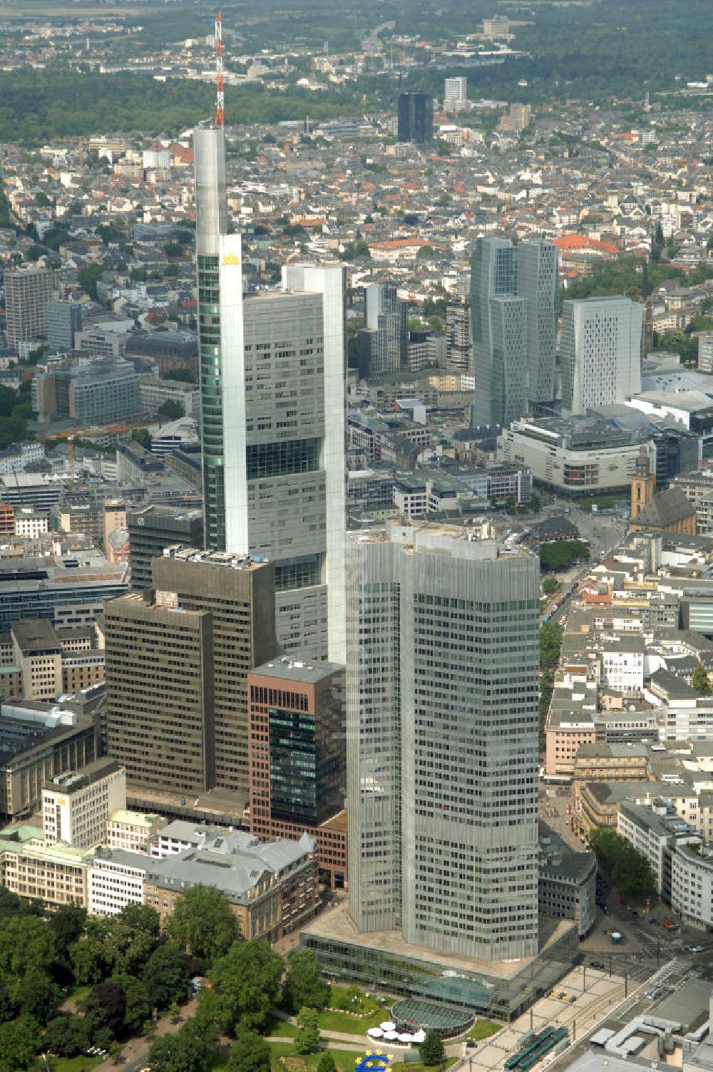 Frankfurt am Main von oben - Skyline am Stadtzentrum mit dem Frankfurter Bankenviertel in Frankfurt / Main