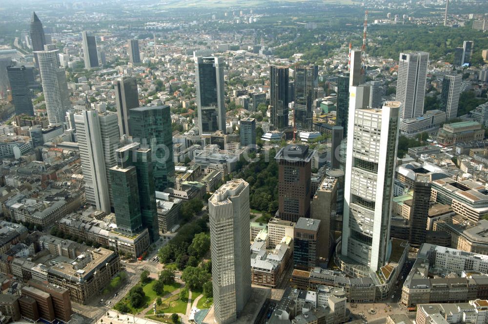 Luftbild Frankfurt am Main - Skyline am Stadtzentrum mit dem Frankfurter Bankenviertel in Frankfurt / Main