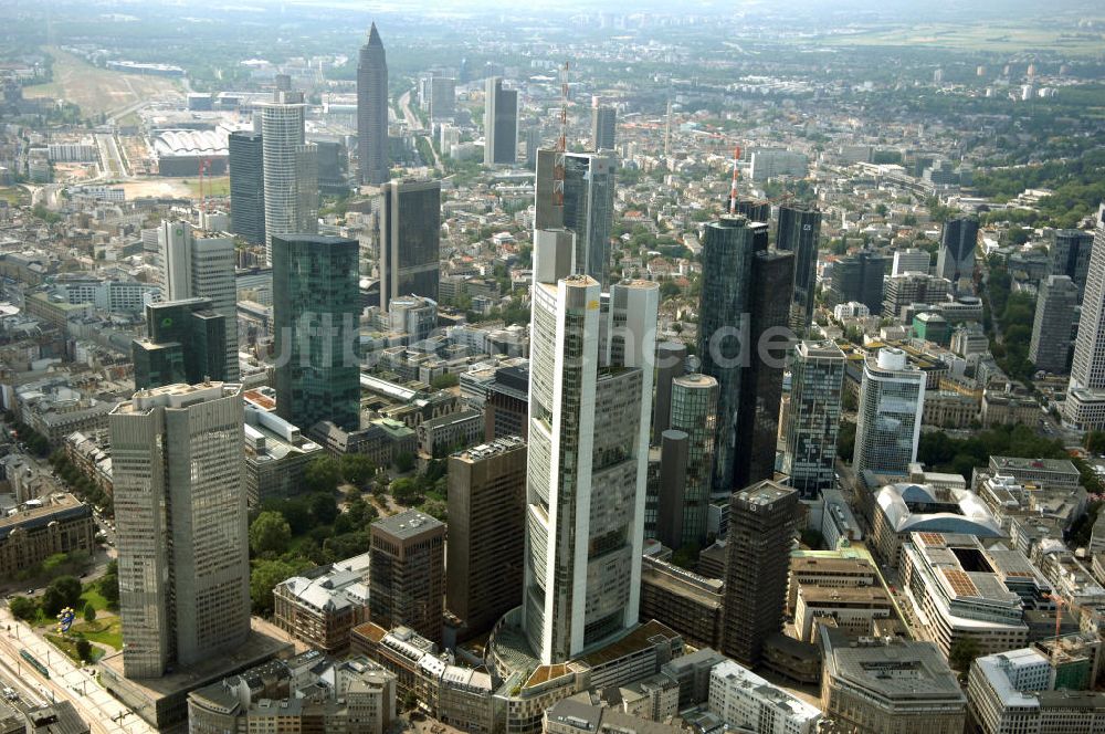 Luftaufnahme Frankfurt am Main - Skyline am Stadtzentrum mit dem Frankfurter Bankenviertel in Frankfurt / Main