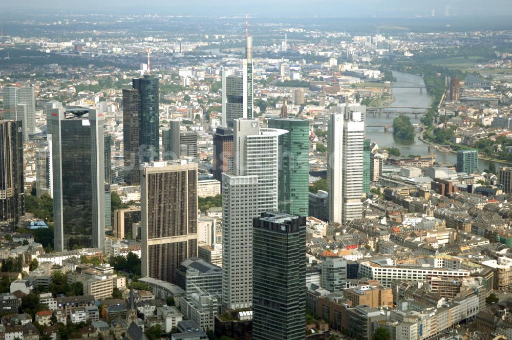 Frankfurt am Main von oben - Skyline am Stadtzentrum mit dem Frankfurter Bankenviertel in Frankfurt / Main