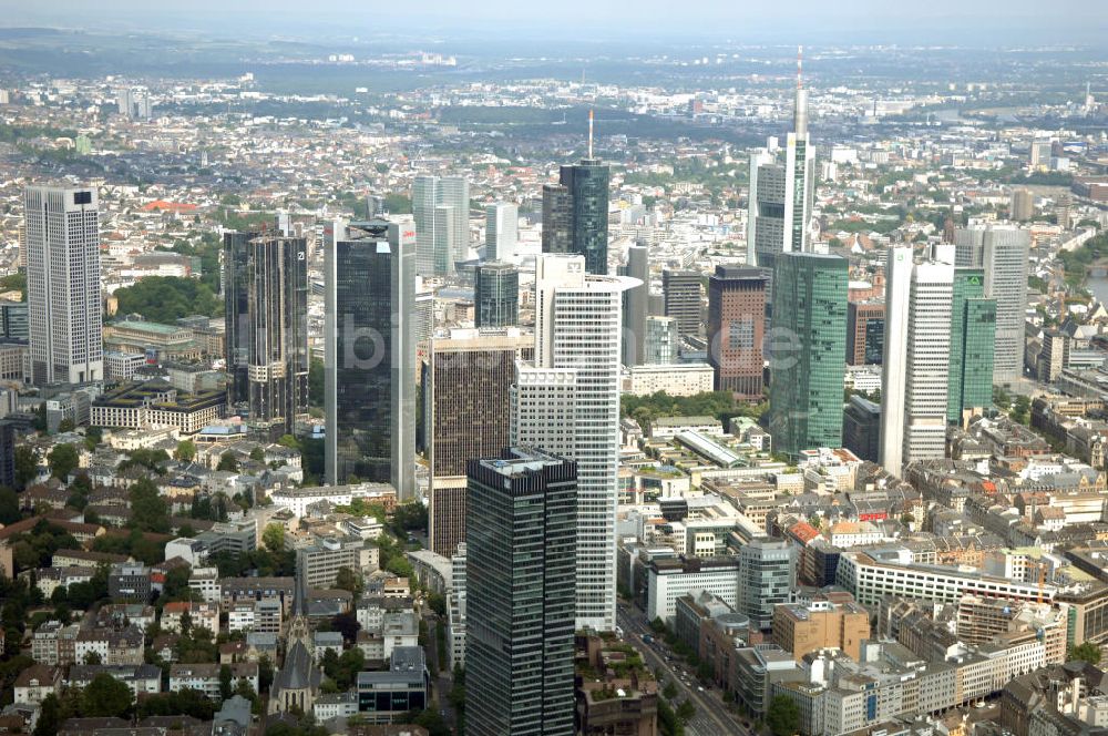 Frankfurt am Main aus der Vogelperspektive: Skyline am Stadtzentrum mit dem Frankfurter Bankenviertel in Frankfurt / Main