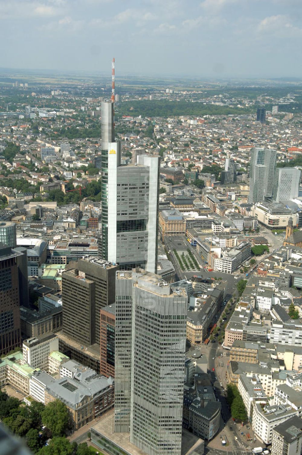 Frankfurt am Main von oben - Skyline am Stadtzentrum mit dem Frankfurter Bankenviertel in Frankfurt / Main