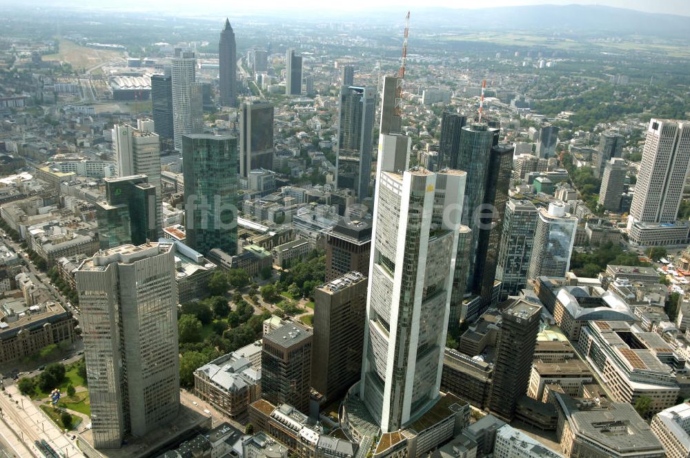 Frankfurt am Main aus der Vogelperspektive: Skyline am Stadtzentrum mit dem Frankfurter Bankenviertel in Frankfurt / Main