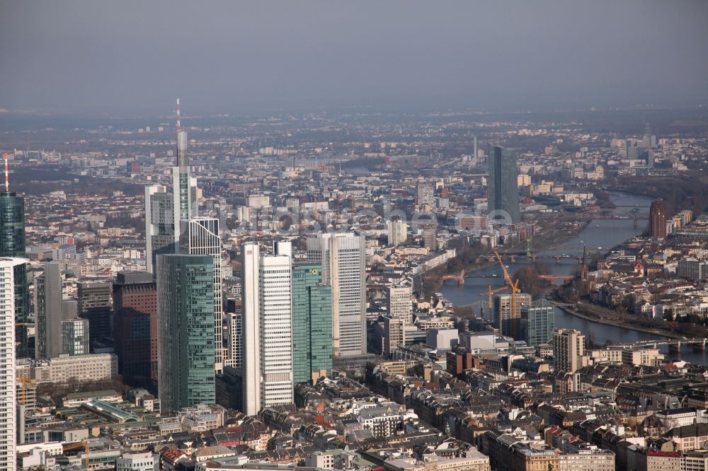 Luftbild Frankfurt am Main - Skyline am Uferverlauf des Main im Stadtzentrum von in Frankfurt am Main im Bundesland Hessen