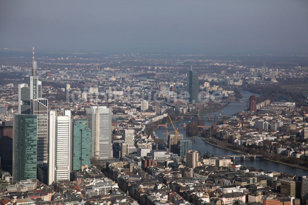 Luftaufnahme Frankfurt am Main - Skyline am Uferverlauf des Main im Stadtzentrum von in Frankfurt am Main im Bundesland Hessen