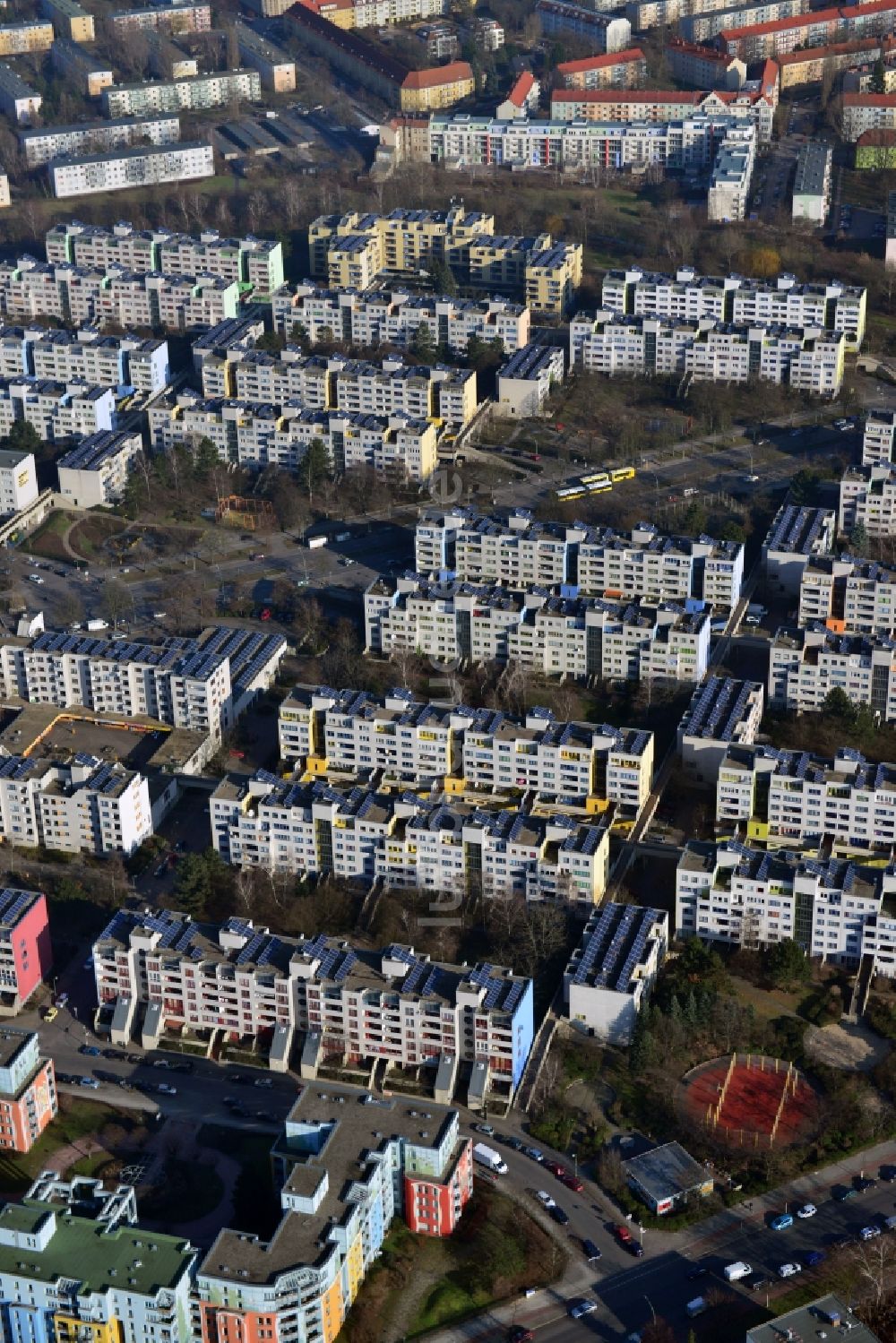 Luftaufnahme Berlin - Solar - Wohnsiedlung im Ortsteil Neukölln in Berlin