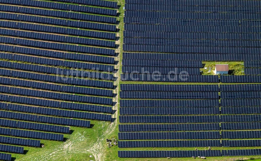 Mühldorf am Inn aus der Vogelperspektive: Solaranlage im Kreis Mühldorf am Inn in Oberbayern im Bundesland Bayern