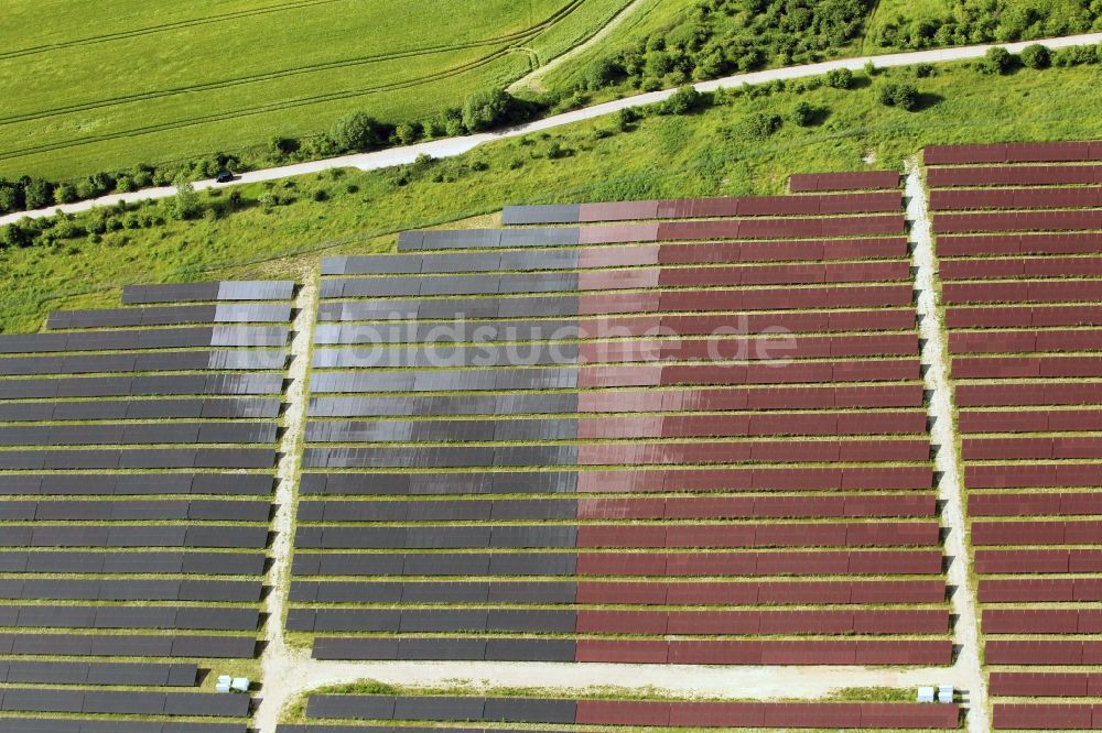 Gotha aus der Vogelperspektive: Solaranlage mit verschiedenen Dünnschicht- Modulen zur Stromgewinnung auf einem Feld am Stadtrand von Gotha in Thüringen