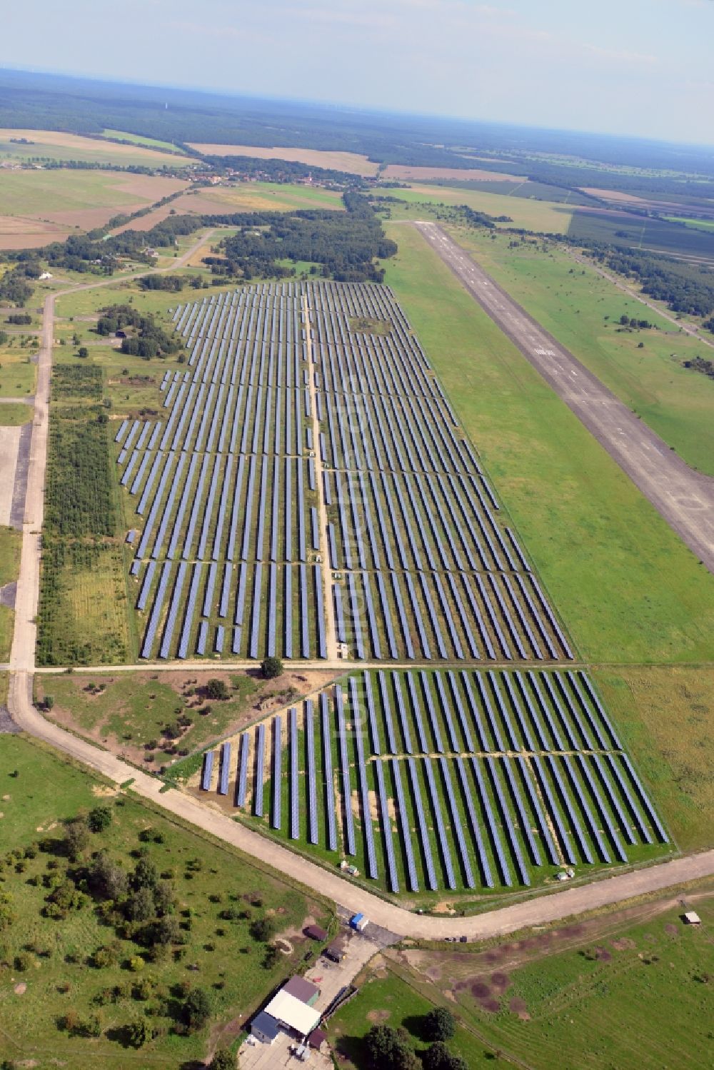 Werneuchen von oben - Solaranlagenfeld auf dem Flugplatz Werneuchen im Bundesland Brandenburg