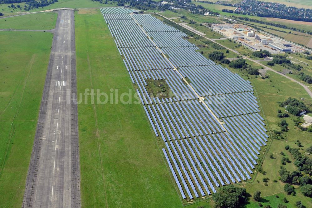 Luftbild Werneuchen - Solaranlagenfeld auf dem Flugplatz Werneuchen im Bundesland Brandenburg