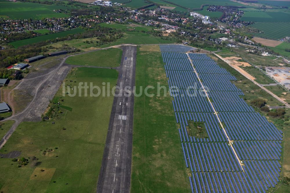 Werneuchen aus der Vogelperspektive: Solaranlagenfeld auf dem Flugplatz Werneuchen im Bundesland Brandenburg