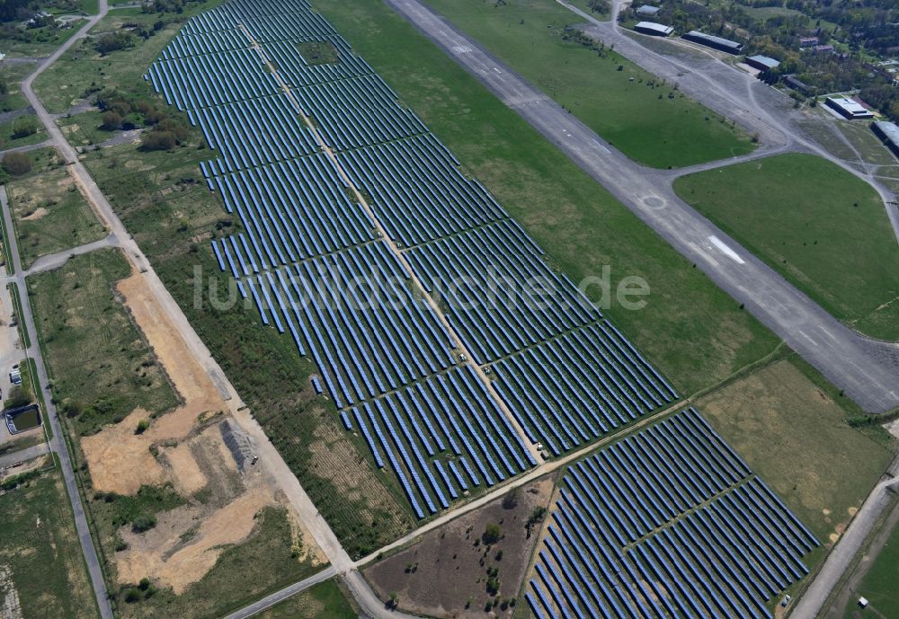 Werneuchen von oben - Solaranlagenfeld auf dem Flugplatz Werneuchen im Bundesland Brandenburg