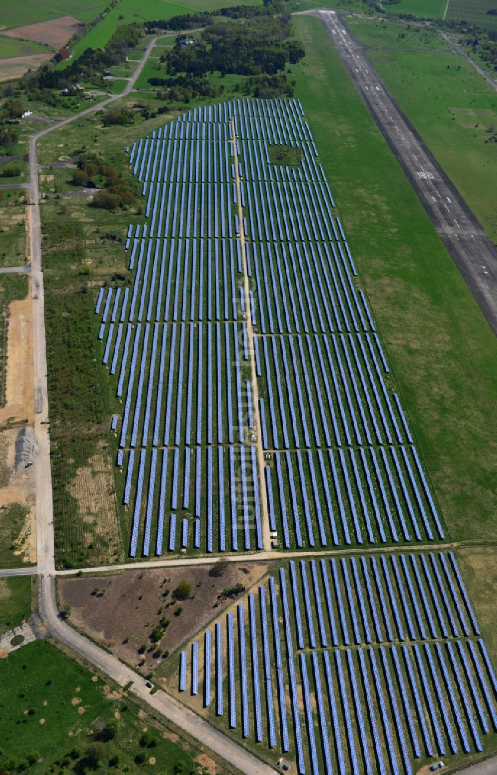 Werneuchen aus der Vogelperspektive: Solaranlagenfeld auf dem Flugplatz Werneuchen im Bundesland Brandenburg