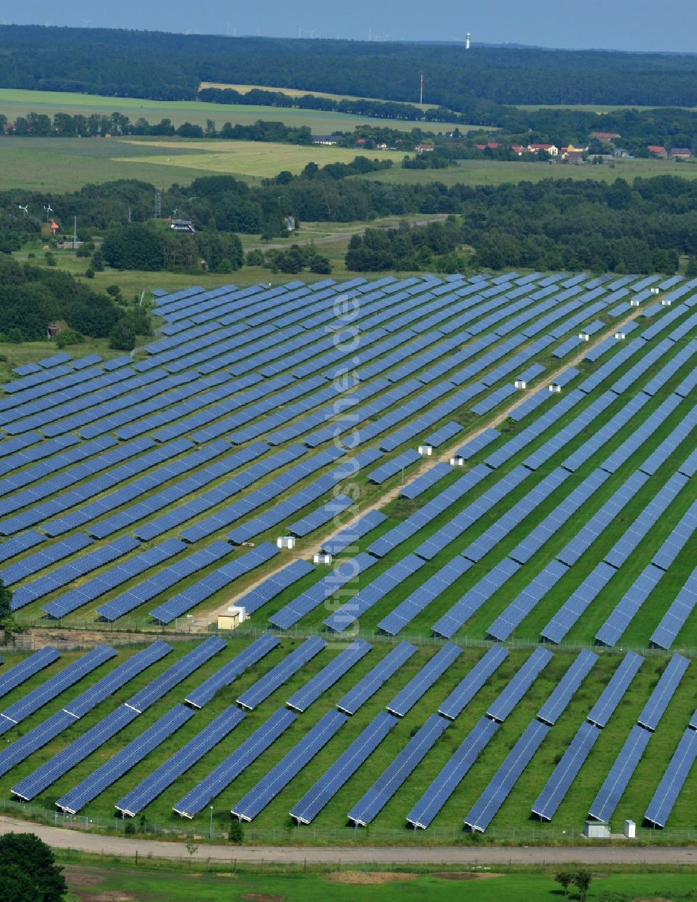 Werneuchen aus der Vogelperspektive: Solaranlagenfeld auf dem Flugplatz Werneuchen im Bundesland Brandenburg