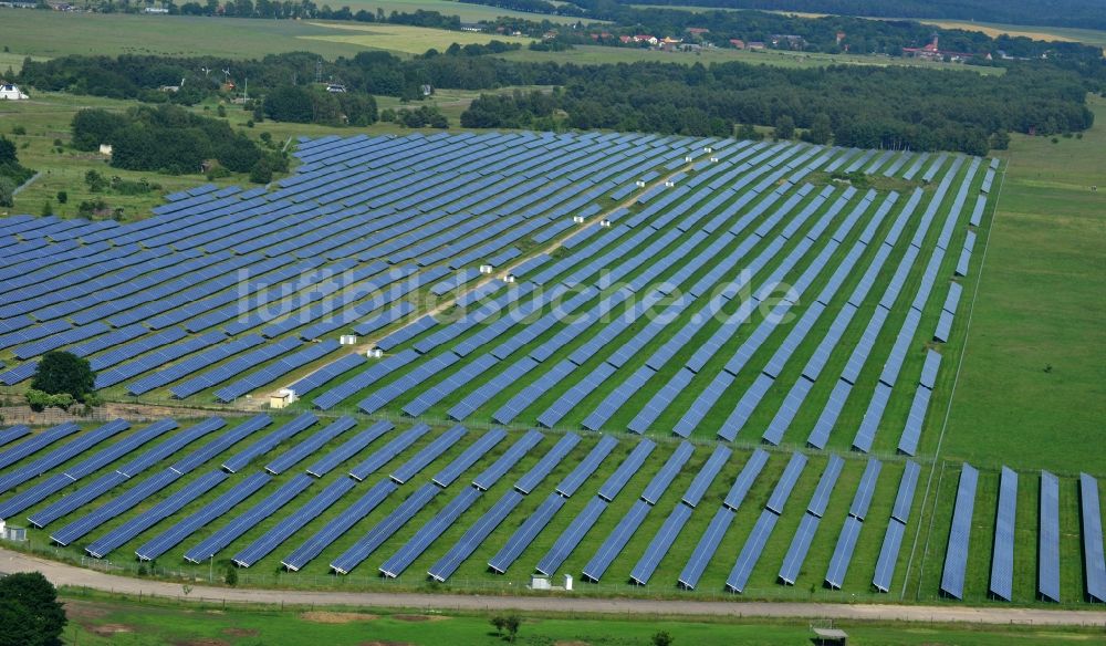 Luftbild Werneuchen - Solaranlagenfeld auf dem Flugplatz Werneuchen im Bundesland Brandenburg