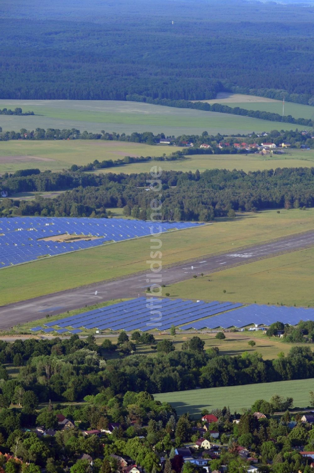 Luftaufnahme Werneuchen - Solaranlagenfeld auf dem Flugplatz Werneuchen im Bundesland Brandenburg