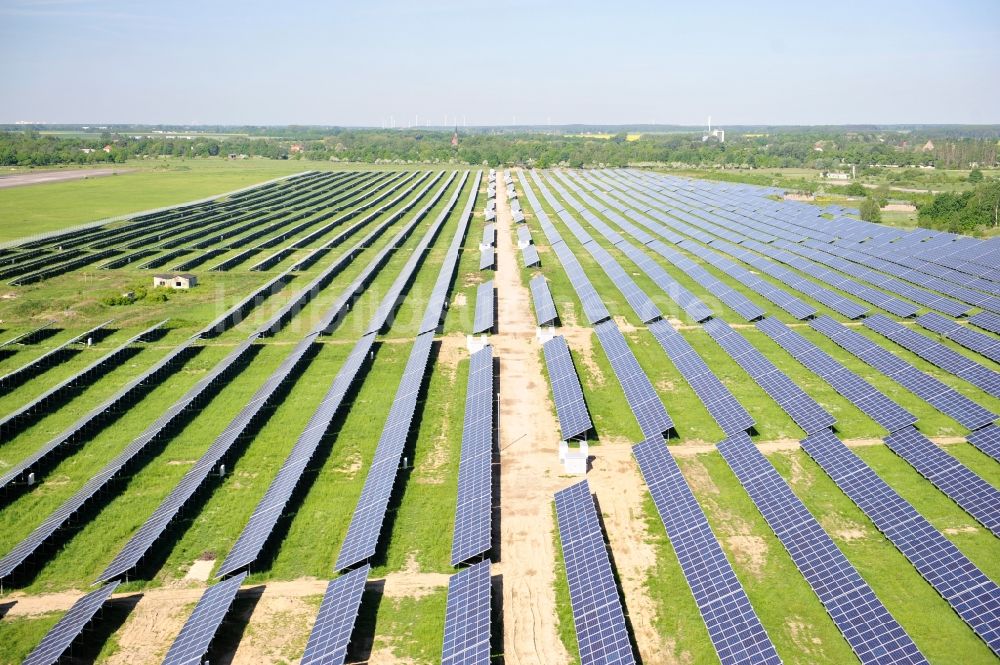 Werneuchen aus der Vogelperspektive: Solaranlagenfeld auf dem Flugplatz Werneuchenim Bundesland Brandenburg