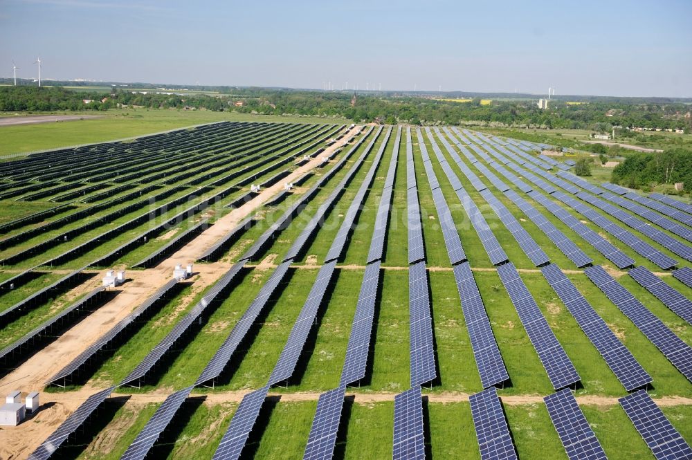 Luftbild Werneuchen - Solaranlagenfeld auf dem Flugplatz Werneuchenim Bundesland Brandenburg