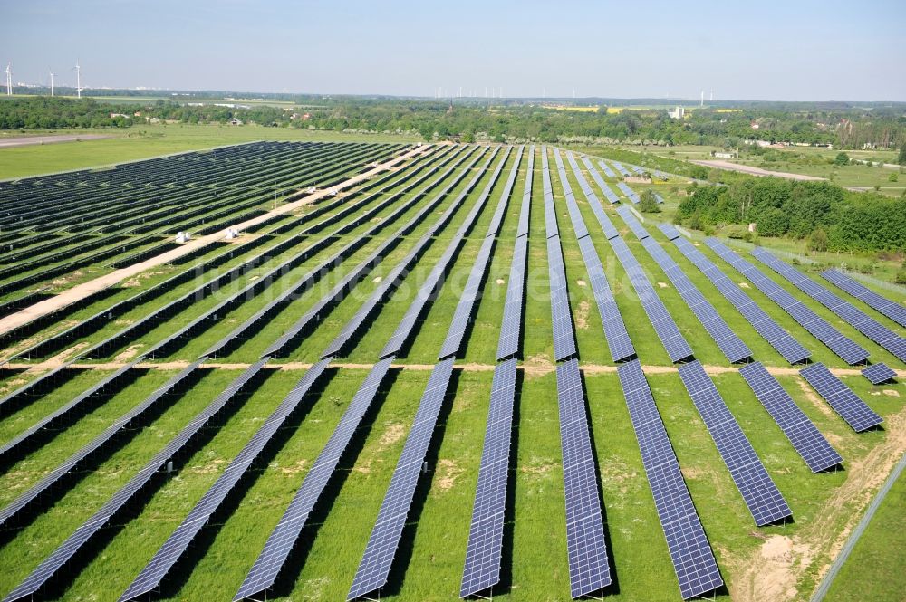 Luftaufnahme Werneuchen - Solaranlagenfeld auf dem Flugplatz Werneuchenim Bundesland Brandenburg