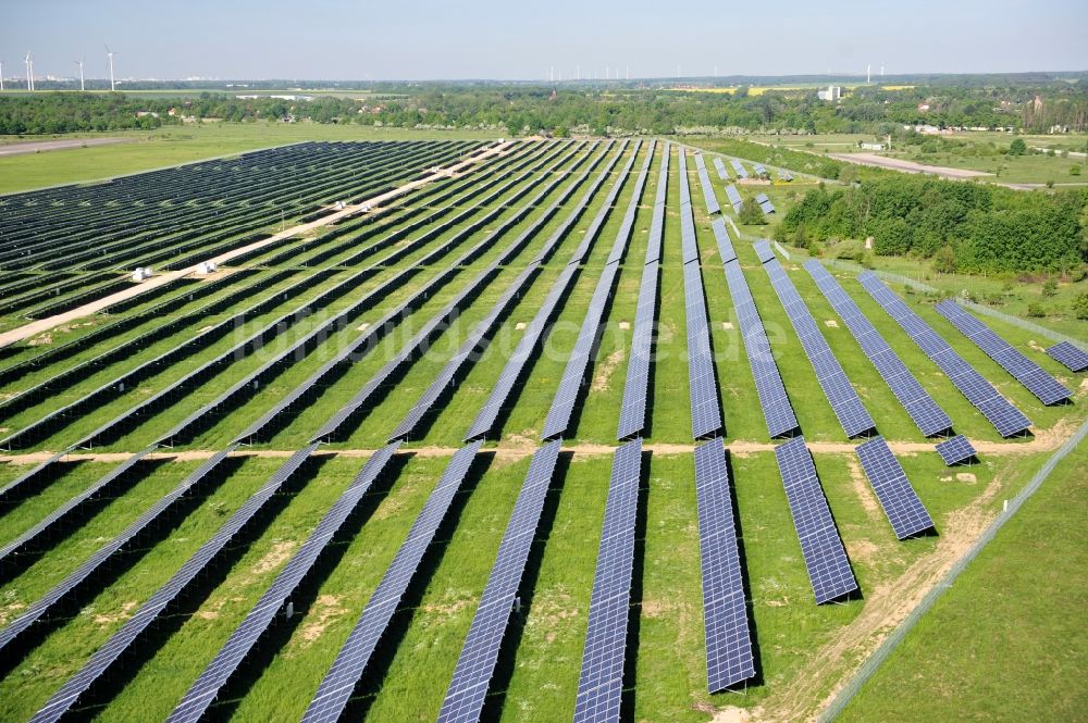 Werneuchen von oben - Solaranlagenfeld auf dem Flugplatz Werneuchenim Bundesland Brandenburg