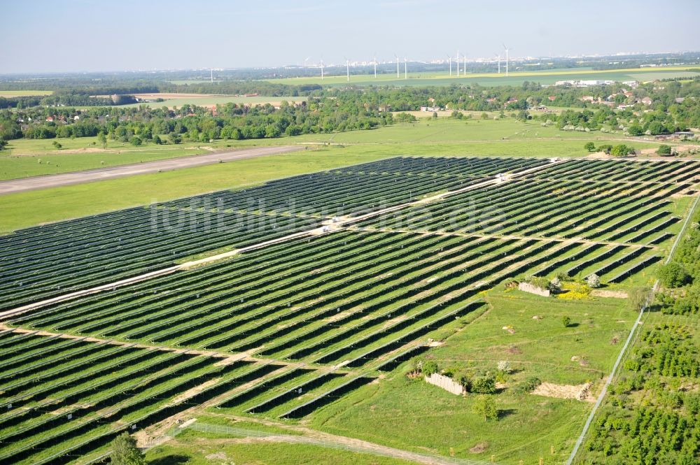 Werneuchen aus der Vogelperspektive: Solaranlagenfeld auf dem Flugplatz Werneuchenim Bundesland Brandenburg