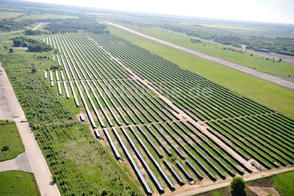 Luftbild Werneuchen - Solaranlagenfeld auf dem Flugplatz Werneuchenim Bundesland Brandenburg