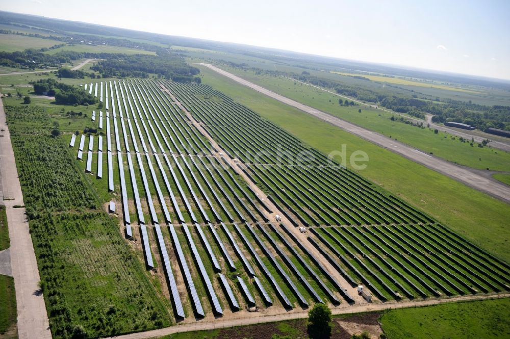 Luftaufnahme Werneuchen - Solaranlagenfeld auf dem Flugplatz Werneuchenim Bundesland Brandenburg