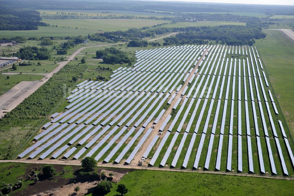 Werneuchen von oben - Solaranlagenfeld auf dem Flugplatz Werneuchenim Bundesland Brandenburg