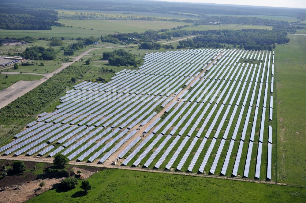 Werneuchen aus der Vogelperspektive: Solaranlagenfeld auf dem Flugplatz Werneuchenim Bundesland Brandenburg