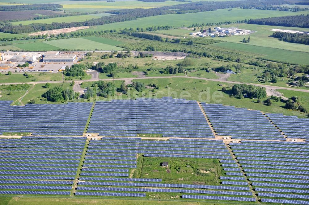 Luftbild Werneuchen - Solaranlagenfeld auf dem Flugplatz Werneuchenim Bundesland Brandenburg