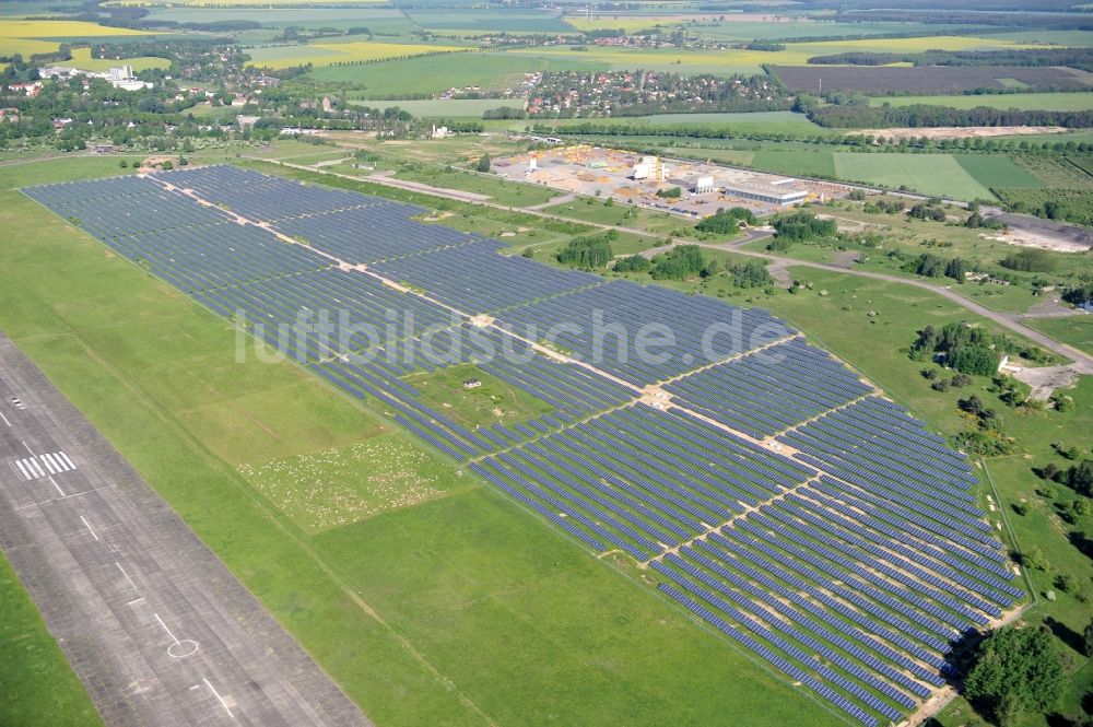 Luftaufnahme Werneuchen - Solaranlagenfeld auf dem Flugplatz Werneuchenim Bundesland Brandenburg