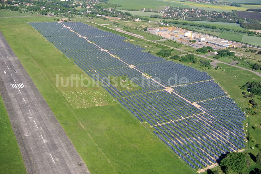 Werneuchen von oben - Solaranlagenfeld auf dem Flugplatz Werneuchenim Bundesland Brandenburg