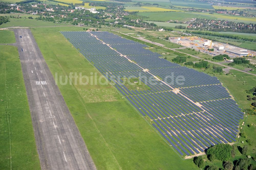 Werneuchen aus der Vogelperspektive: Solaranlagenfeld auf dem Flugplatz Werneuchenim Bundesland Brandenburg