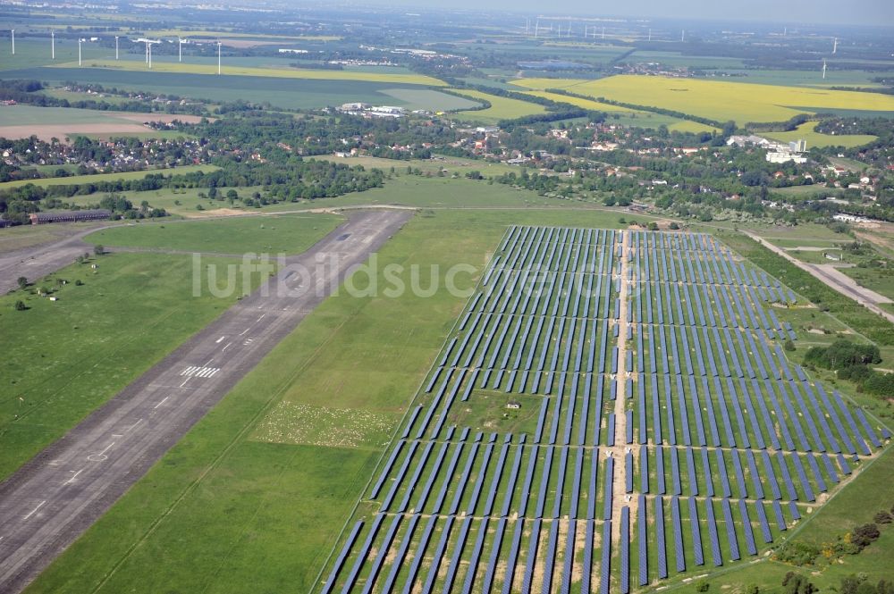 Luftbild Werneuchen - Solaranlagenfeld auf dem Flugplatz Werneuchenim Bundesland Brandenburg